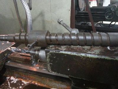 普通車(chē)床螺紋加工全解析 牙型識(shí)別、牙距計(jì)算、刀具修磨與掛擋操作